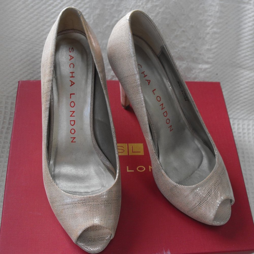 SACHA LONDON PEEP-TOE PLATFORM SHOES 8M NUDE PEARL